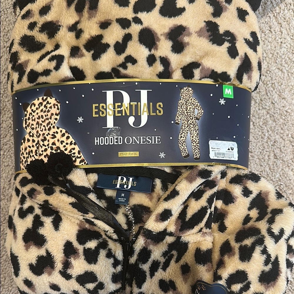NWT Cheetah/Leopard Print Hooded PJ Onesie size M